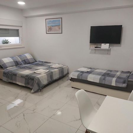 Apartmani Anastasia With Pool, Новалья Экстерьер фото