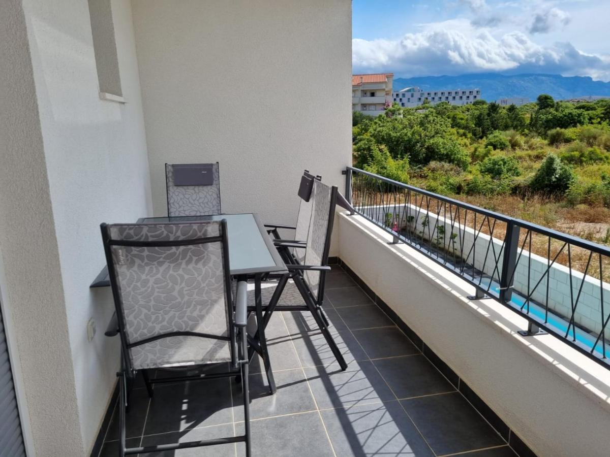 Apartmani Anastasia With Pool, Новалья Экстерьер фото
