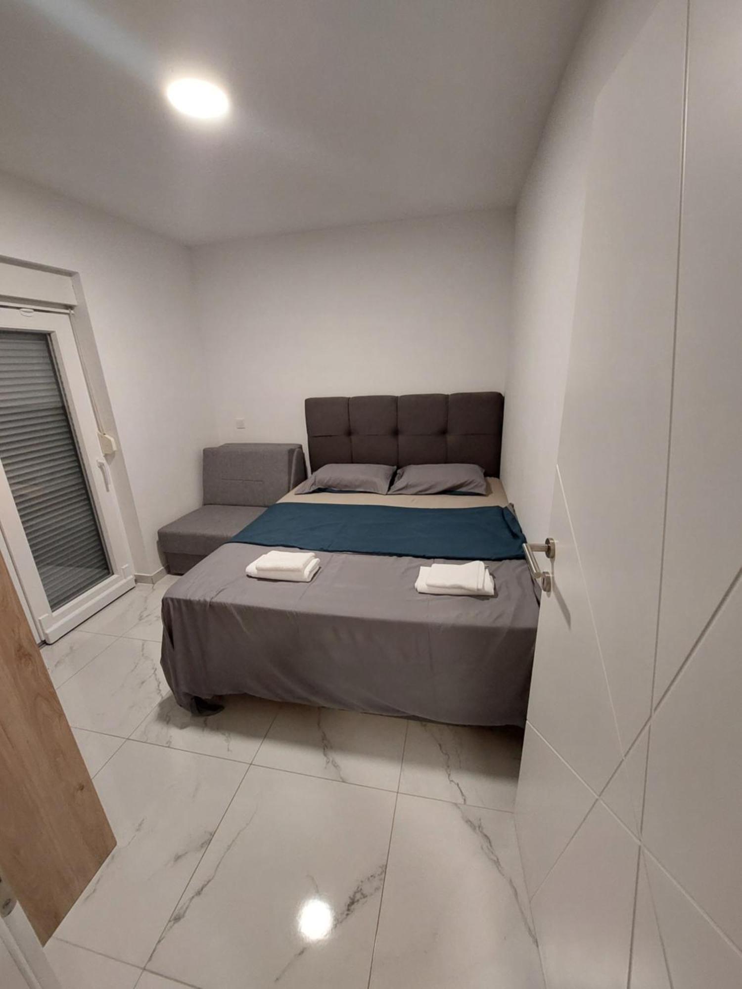 Apartmani Anastasia With Pool, Новалья Экстерьер фото