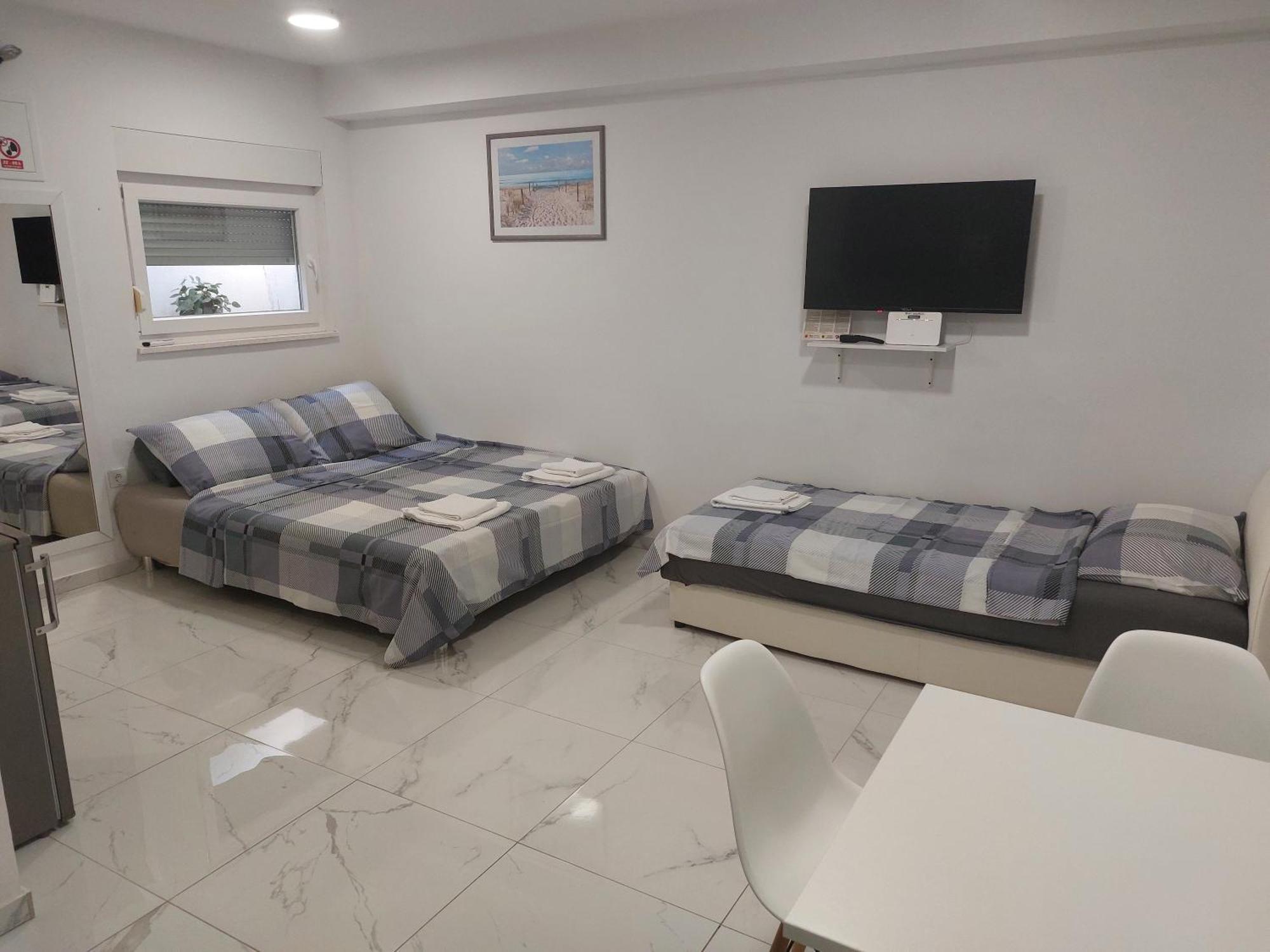 Apartmani Anastasia With Pool, Новалья Экстерьер фото